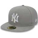petten-plat-grijs-fitted-59fifty-essential-van-new-york-yankees-mlb-van-new-era