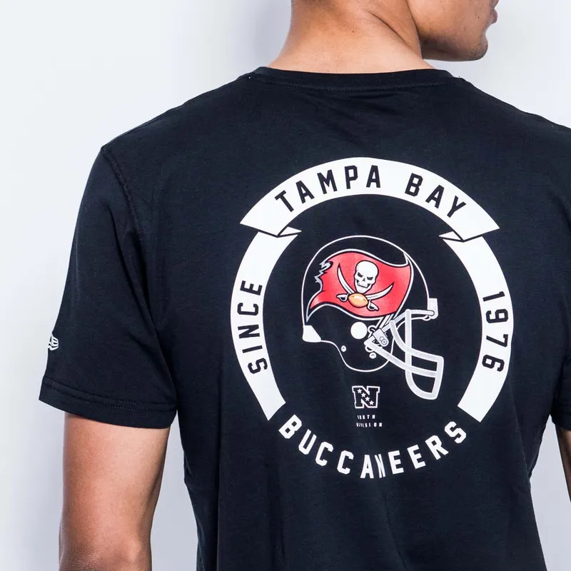 t-shirt-korte-mouw-zwart-helmet-van-tampa-bay-buccaneers-nfl-van-new-era