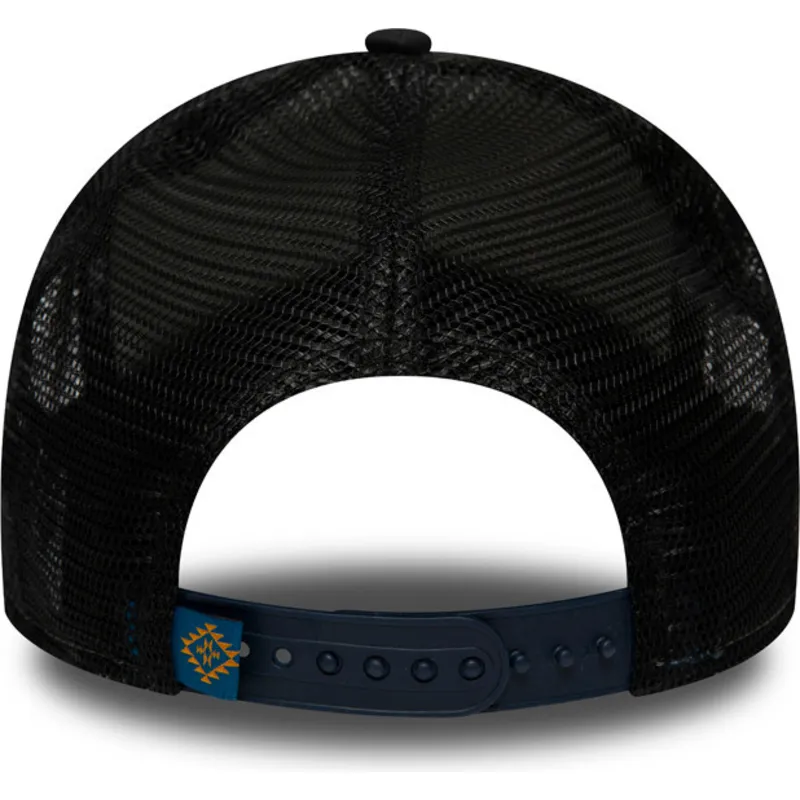 petten-gebogen-marineblauw-snapback-bear-tattoo-pack-a-frame-van-new-era