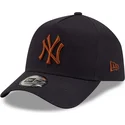 petten-gebogen-marineblauw-snapback-9forty-e-frame-van-new-york-yankees-mlb-van-new-era