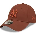 petten-gebogen-bruin-verstelbaar-9forty-league-essential-van-new-york-yankees-mlb-van-new-era
