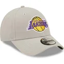 petten-gebogen-grijs-verstelbaar-9forty-repreve-van-los-angeles-lakers-nba-van-new-era