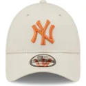 petten-gebogen-beige-verstelbaar-9forty-league-essential-van-new-york-yankees-mlb-van-new-era