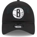 petten-gebogen-zwart-verstelbaar-9twenty-draft-edition-2023-van-brooklyn-nets-nba-van-new-era