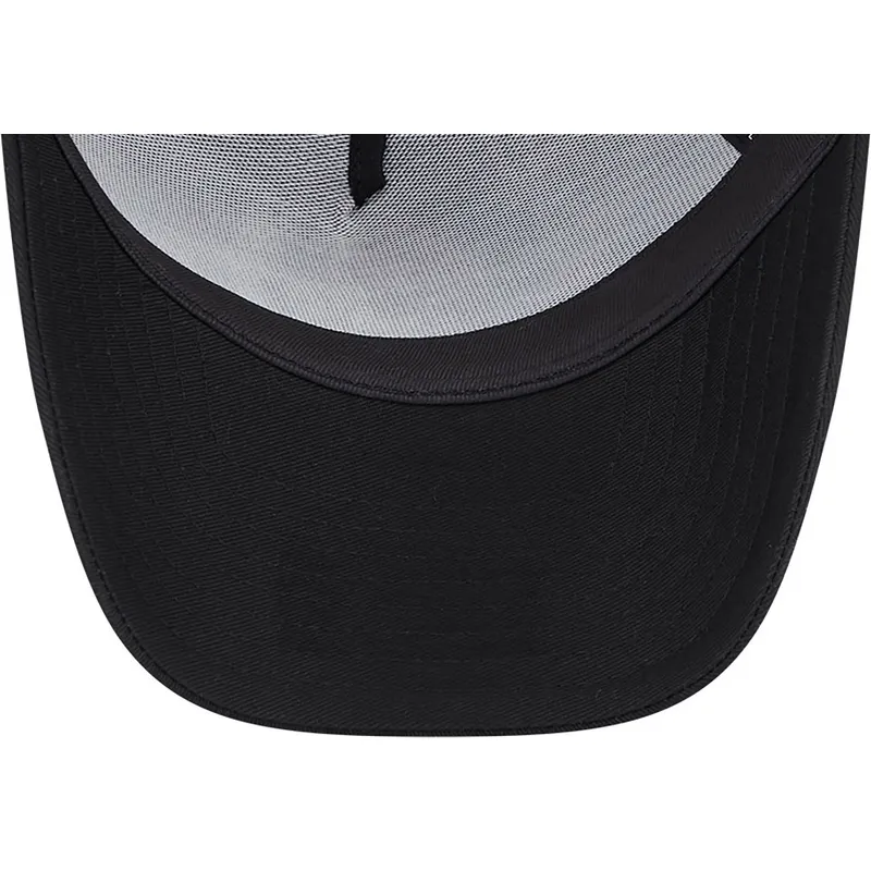 petten-gebogen-zwart-snapback-a-frame-van-coyote-y-correcaminos-looney-tunes-van-new-era