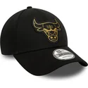 petten-gebogen-zwart-verstelbaar-9forty-metallic-badge-van-chicago-bulls-nba-van-new-era