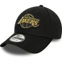 petten-gebogen-zwart-verstelbaar-9forty-metallic-badge-van-los-angeles-lakers-nba-van-new-era