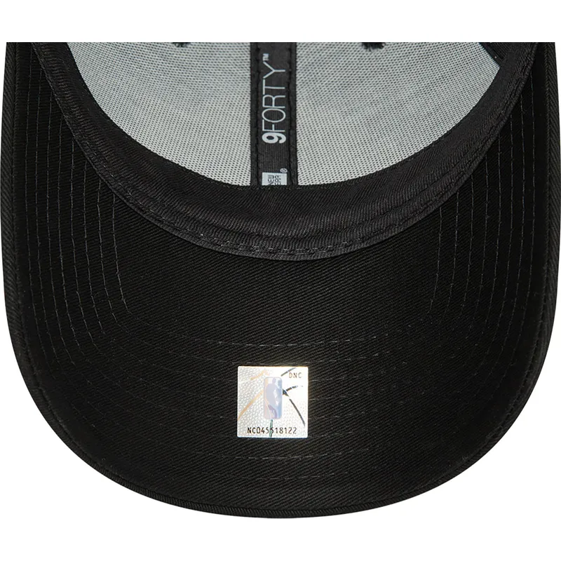 petten-gebogen-zwart-verstelbaar-9forty-metallic-badge-van-los-angeles-lakers-nba-van-new-era