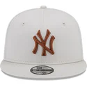 petten-plat-beige-snapback-9fifty-league-essential-van-new-york-yankees-mlb-van-new-era