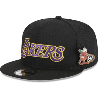 Petten plat zwart snapback 9FIFTY Post-Up Pin van Los Angeles Lakers NBA van New Era
