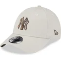 petten-gebogen-beige-verstelbaar-9forty-check-infill-van-new-york-yankees-mlb-van-new-era