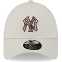 petten-gebogen-beige-verstelbaar-9forty-check-infill-van-new-york-yankees-mlb-van-new-era