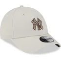 petten-gebogen-beige-verstelbaar-9forty-check-infill-van-new-york-yankees-mlb-van-new-era