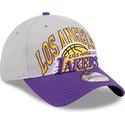 petten-gebogen-grijs-verstelbaar-9twenty-tip-off-2023-van-los-angeles-lakers-nba-van-new-era