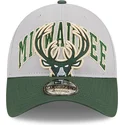 petten-gebogen-grijs-verstelbaar-9twenty-tip-off-2023-van-milwaukee-bucks-nba-van-new-era