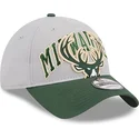 petten-gebogen-grijs-verstelbaar-9twenty-tip-off-2023-van-milwaukee-bucks-nba-van-new-era