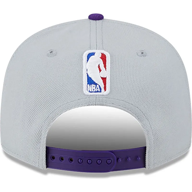 petten-plat-grijs-snapback-9fifty-tip-off-2023-van-los-angeles-lakers-nba-van-new-era petten-plat-grijs-snapback-9fifty-tip-off-2023-van-los-angeles-lakers-nba-van-new-era