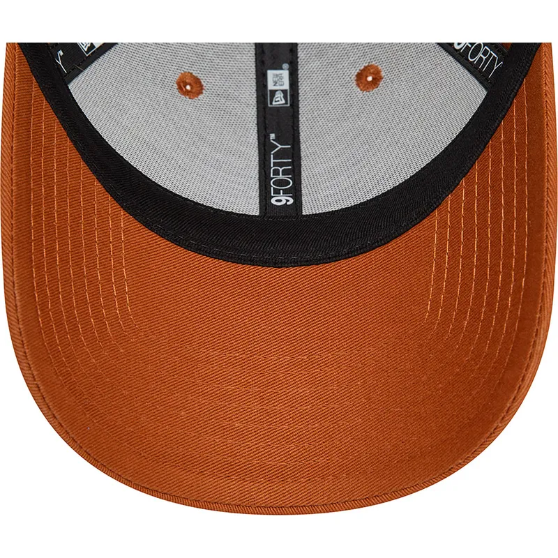 petten-gebogen-bruin-verstelbaar-9forty-essential-van-new-era