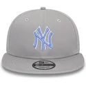 petten-plat-grijs-snapback-9fifty-outline-van-new-york-yankees-mlb-van-new-era