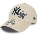 petten-gebogen-beige-verstelbaar-9forty-food-character-van-new-york-yankees-mlb-van-new-era