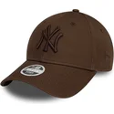petten-gebogen-bruin-verstelbaar-9forty-league-essential-van-new-york-yankees-mlb-van-new-era