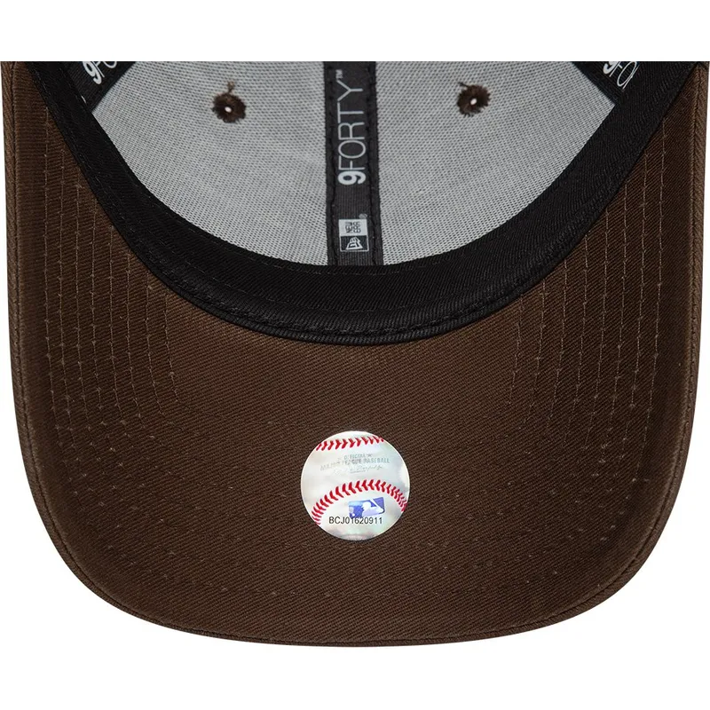 petten-gebogen-bruin-verstelbaar-9forty-league-essential-van-new-york-yankees-mlb-van-new-era