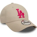 petten-gebogen-beige-verstelbaar-rosa-9forty-league-essential-van-los-angeles-dodgers-mlb-van-new-era
