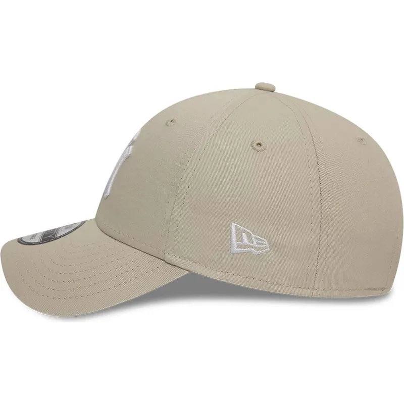 petten-gebogen-beige-verstelbaar-9forty-league-essential-van-new-york-yankees-mlb-van-new-era