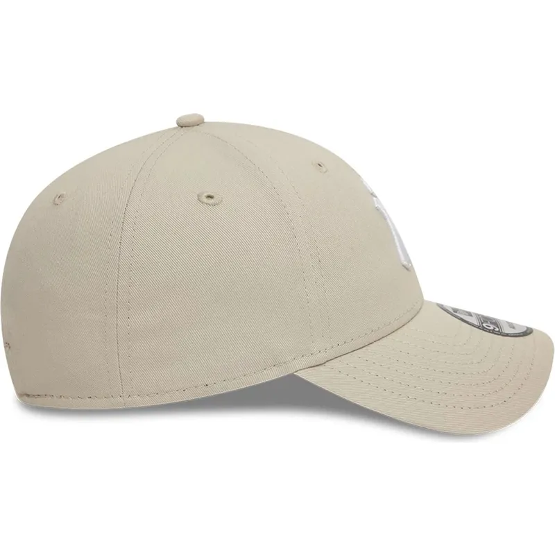 petten-gebogen-beige-verstelbaar-9forty-league-essential-van-new-york-yankees-mlb-van-new-era