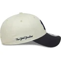 petten-gebogen-beige-verstelbaar-9forty-side-script-van-new-york-yankees-mlb-van-new-era