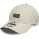 petten-gebogen-beige-verstelbaar-9forty-badge-van-new-era
