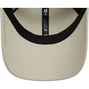 petten-gebogen-beige-verstelbaar-9forty-badge-van-new-era