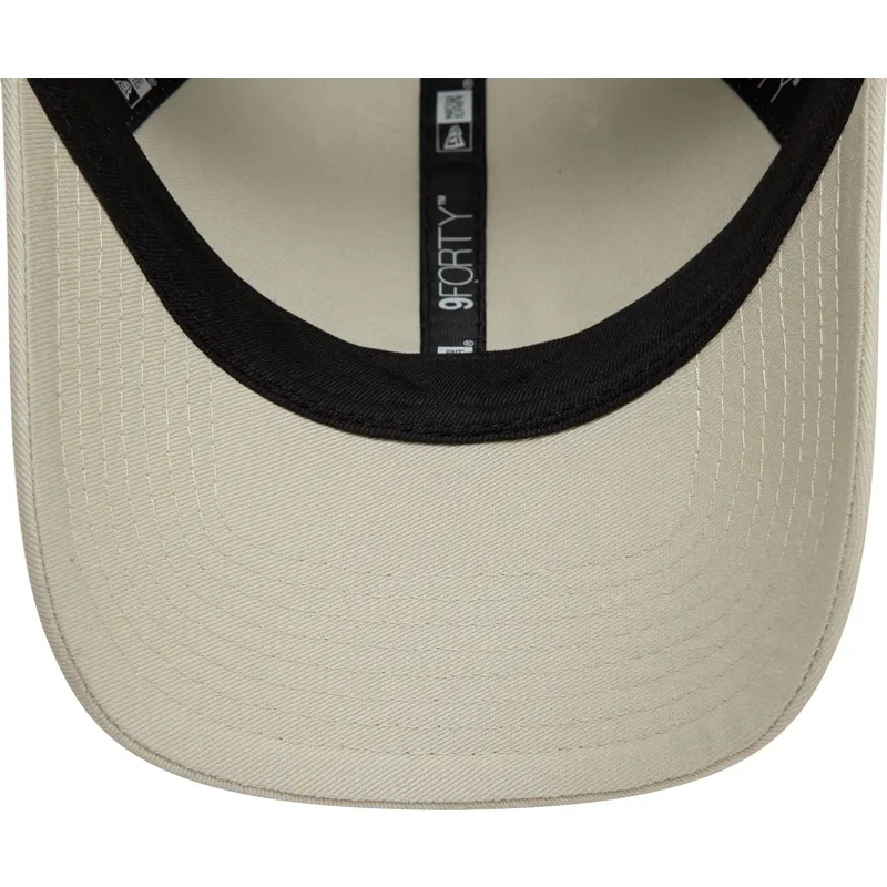 petten-gebogen-beige-verstelbaar-9forty-badge-van-new-era petten-gebogen-beige-verstelbaar-9forty-badge-van-new-era