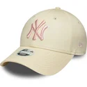 petten-gebogen-beige-verstelbaar-rosa-9forty-league-essential-van-new-york-yankees-mlb-van-new-era