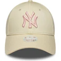 petten-gebogen-beige-verstelbaar-rosa-9forty-league-essential-van-new-york-yankees-mlb-van-new-era