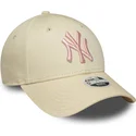 petten-gebogen-beige-verstelbaar-rosa-9forty-league-essential-van-new-york-yankees-mlb-van-new-era