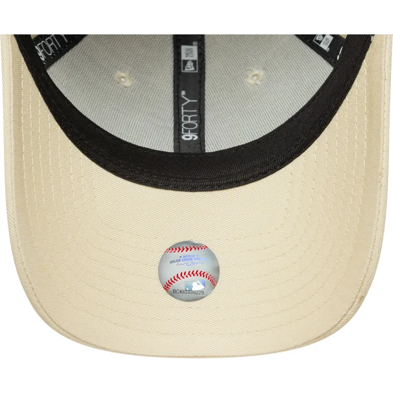 petten-gebogen-beige-verstelbaar-rosa-9forty-league-essential-van-new-york-yankees-mlb-van-new-era