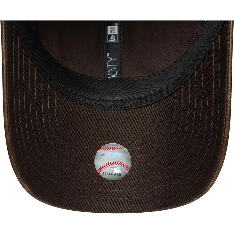petten-gebogen-bruin-verstelbaar-9twenty-worn-pu-van-new-york-yankees-mlb-van-new-era petten-gebogen-bruin-verstelbaar-9twenty-worn-pu-van-new-york-yankees-mlb-van-new-era