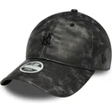 petten-gebogen-zwart-verstelbaar-9twenty-worn-pu-van-new-york-yankees-mlb-van-new-era