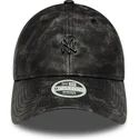 petten-gebogen-zwart-verstelbaar-9twenty-worn-pu-van-new-york-yankees-mlb-van-new-era