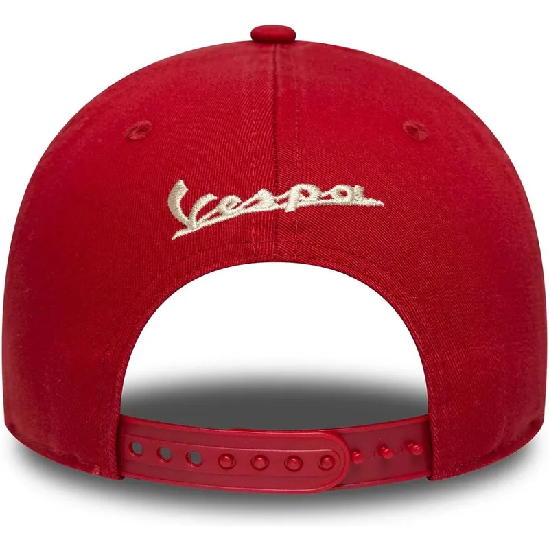 petten-gebogen-rood-snapback-9forty-m-crown-80th-year-van-vespa-piaggio-van-new-era
