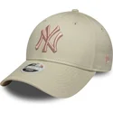 petten-gebogen-beige-verstelbaar-rosa-9forty-league-essential-van-new-york-yankees-mlb-van-new-era