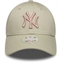 petten-gebogen-beige-verstelbaar-rosa-9forty-league-essential-van-new-york-yankees-mlb-van-new-era