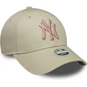 petten-gebogen-beige-verstelbaar-rosa-9forty-league-essential-van-new-york-yankees-mlb-van-new-era