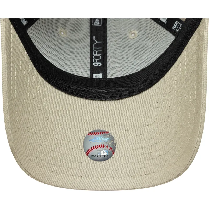 petten-gebogen-beige-verstelbaar-rosa-9forty-league-essential-van-new-york-yankees-mlb-van-new-era