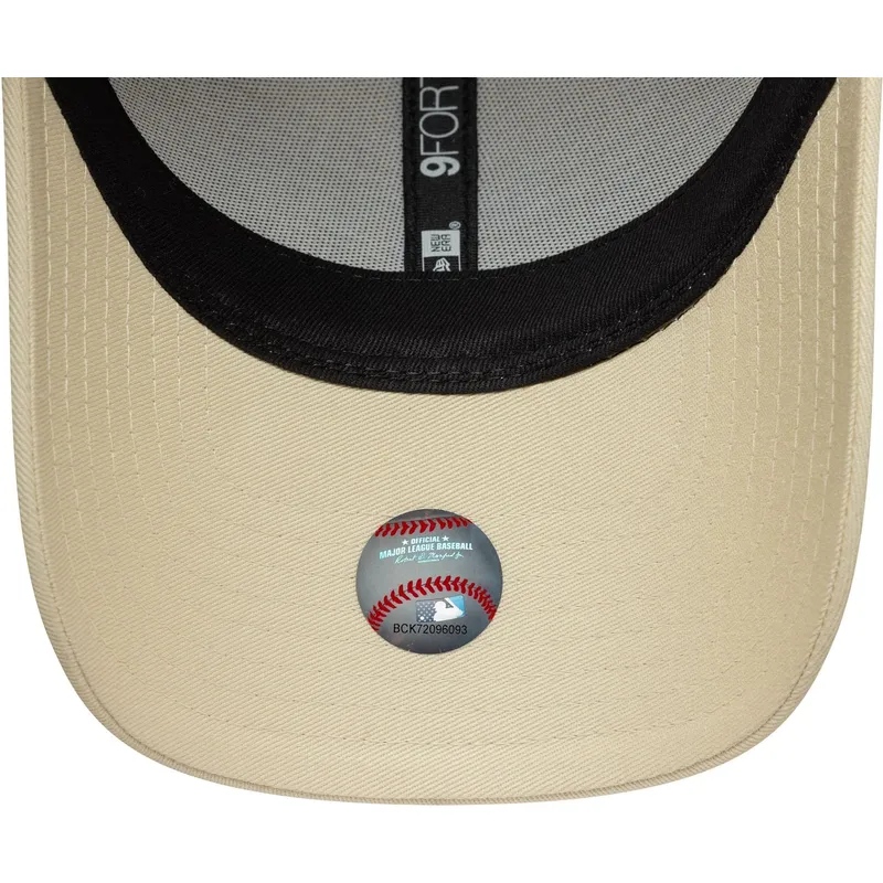 petten-gebogen-beige-verstelbaar-9forty-sequin-wordmark-van-new-york-yankees-mlb-van-new-era