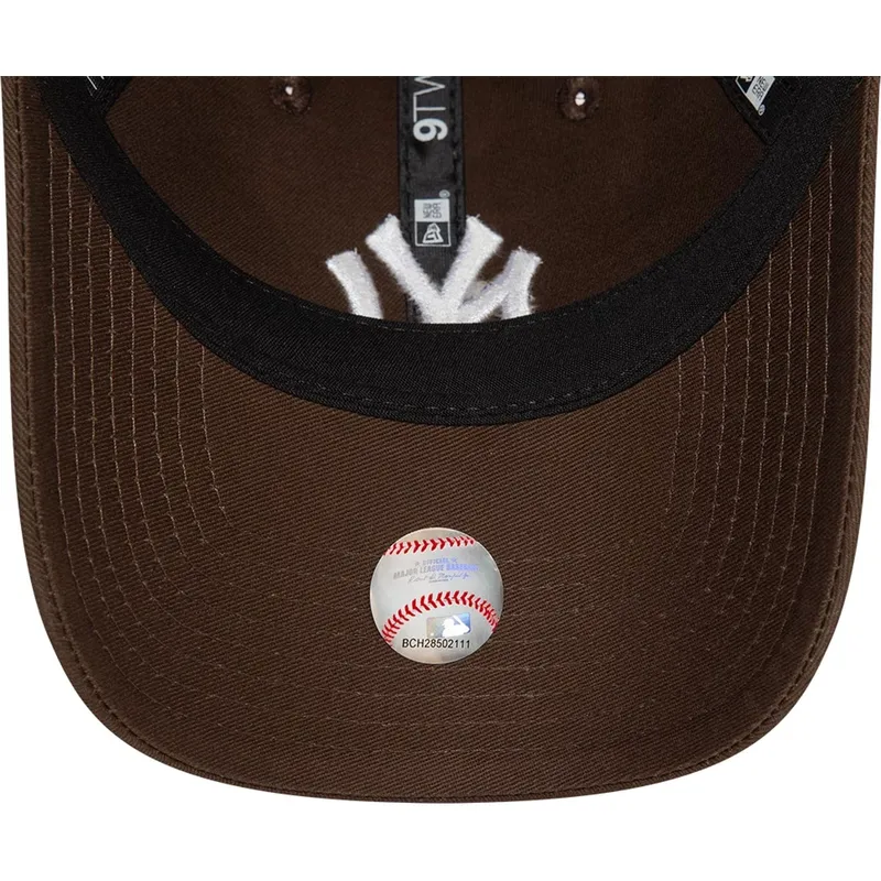 petten-gebogen-bruin-verstelbaar-9twenty-league-essential-van-new-york-yankees-mlb-van-new-era