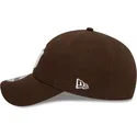 petten-gebogen-bruin-verstelbaar-9twenty-league-essential-van-new-york-yankees-mlb-van-new-era