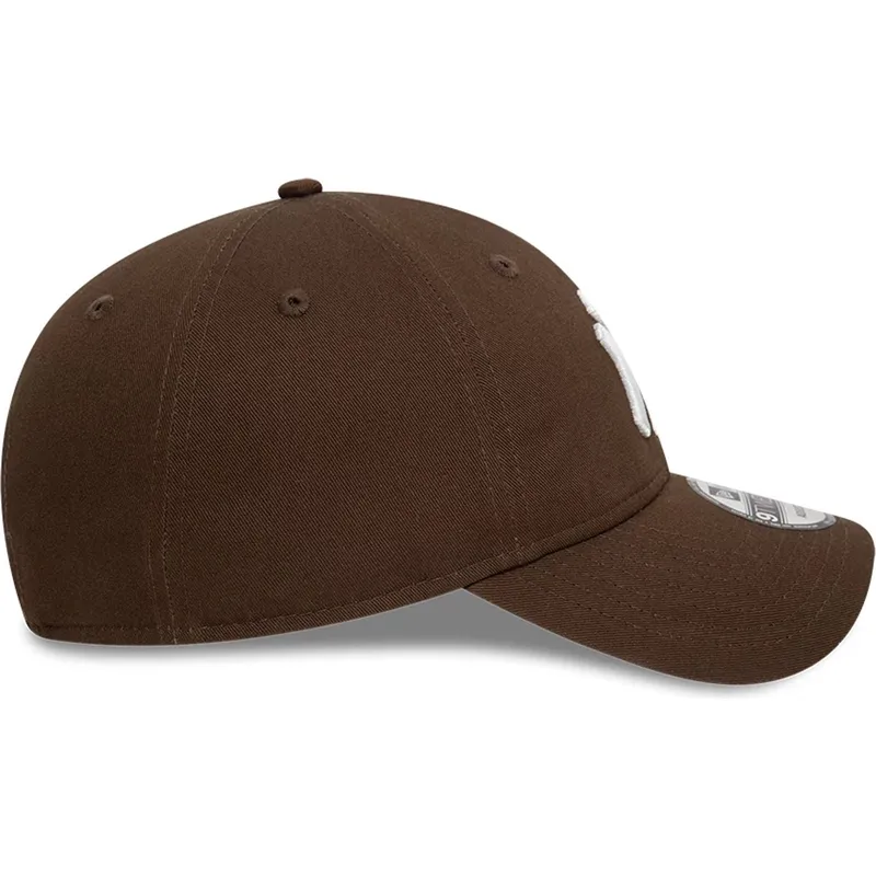 petten-gebogen-bruin-verstelbaar-9twenty-league-essential-van-new-york-yankees-mlb-van-new-era
