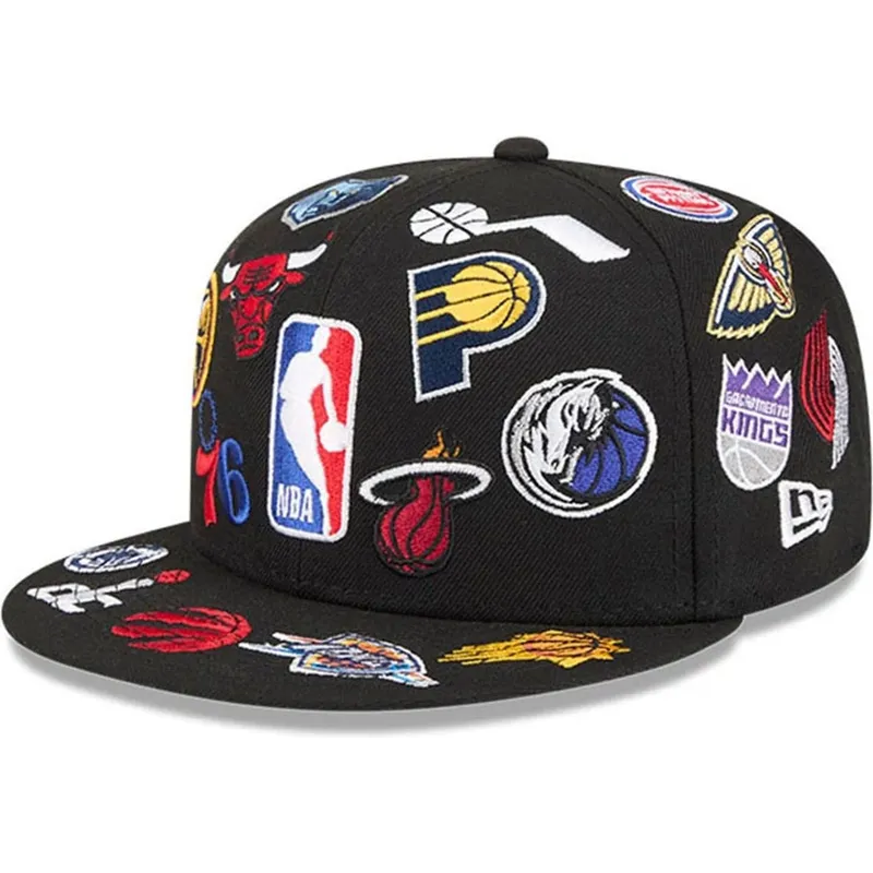 petten-plat-zwart-fitted-59fifty-all-over-van-nba-van-new-era